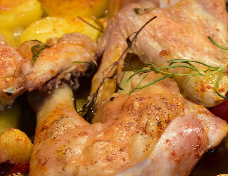 Pollo al horno con papas y cebolla - Recetas de Cocina | MujerdeElite