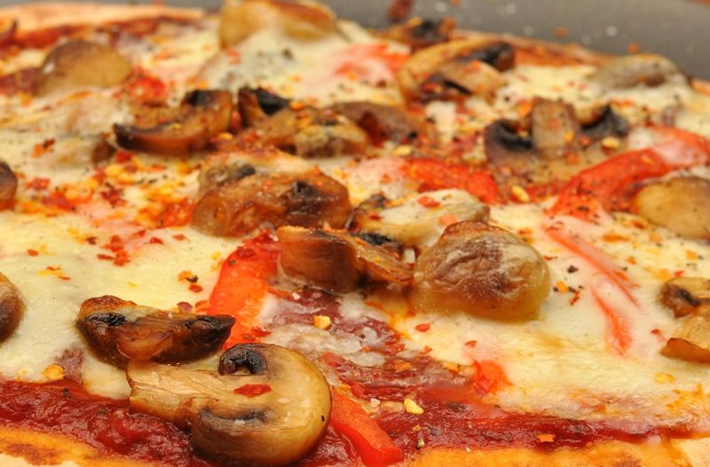 Pizza con base de pollo (sin harina, sin gluten) - Recetas de Cocina |  MujerdeElite